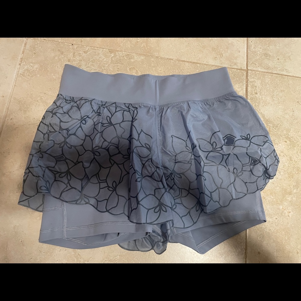 NWOT - Lululemon Fabled Forest Shorts - Size 4